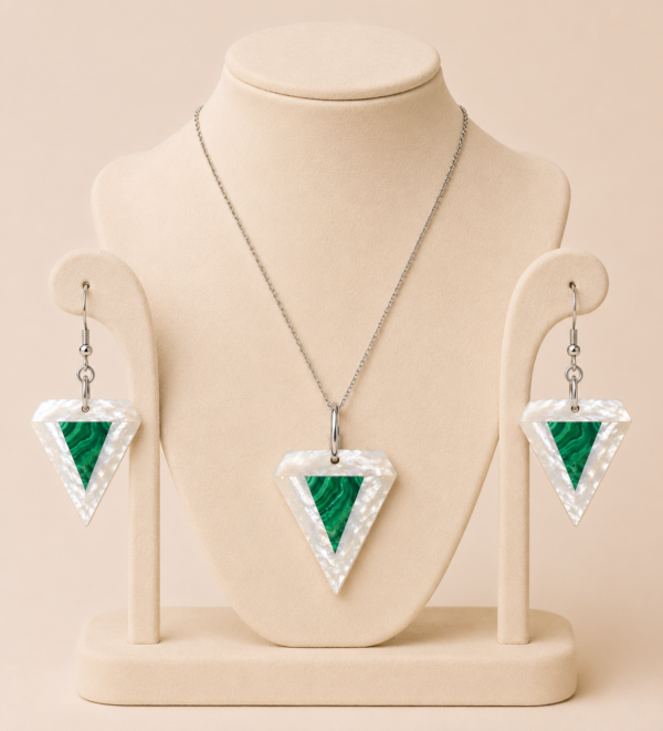 file_0000000047d07209955072161d4e0af9 Malachite Jewelry Set | Noor Prism